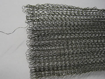 黒いワイヤーによって編まれる網のシート