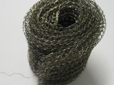 黒いワイヤーによって編まれる網フィルターのロール